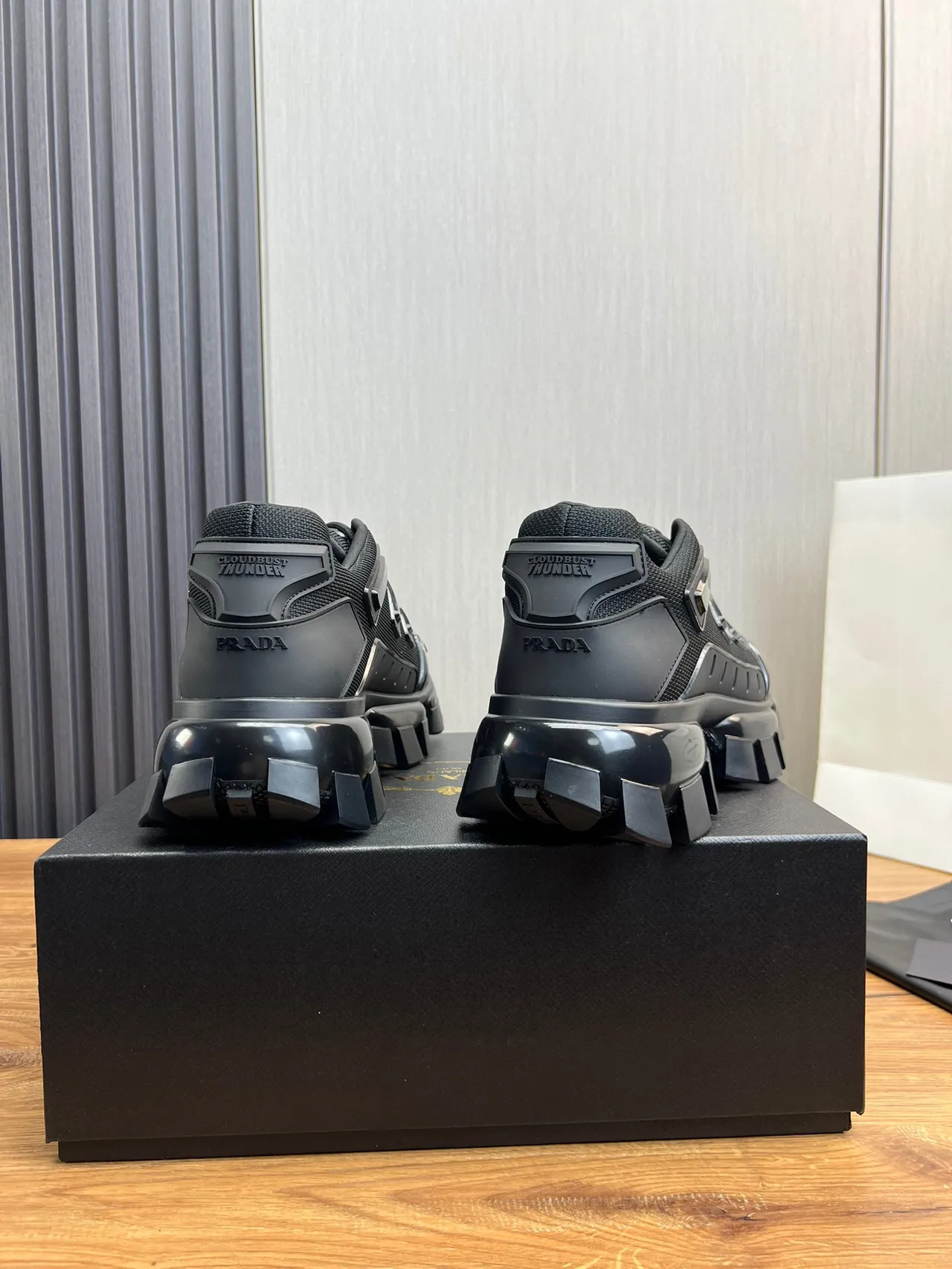 Balenciaga Zapatillas Negros Monocromáticas con Suela Lug Chunky 4