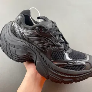 Balenciaga أحذية سوداء أحادية اللون بتصميم نحتي وكعب سميك