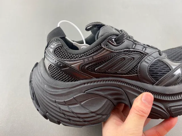 Balenciaga أحذية سوداء أحادية اللون بتصميم نحتي وكعب سميك 3