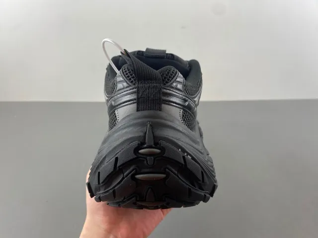Balenciaga أحذية سوداء أحادية اللون بتصميم نحتي وكعب سميك 4