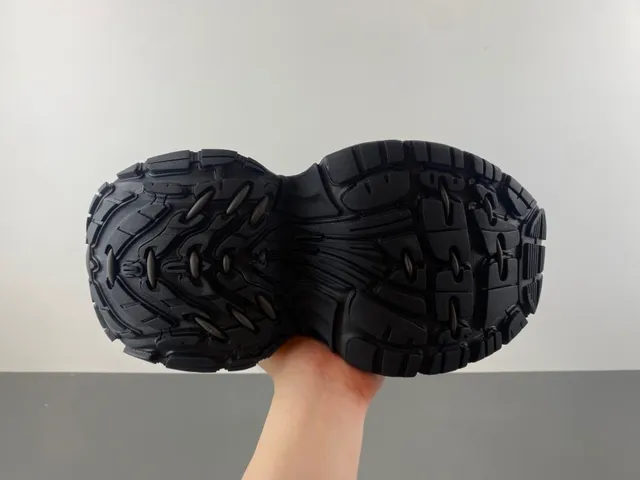 Balenciaga أحذية سوداء أحادية اللون بتصميم نحتي وكعب سميك 9