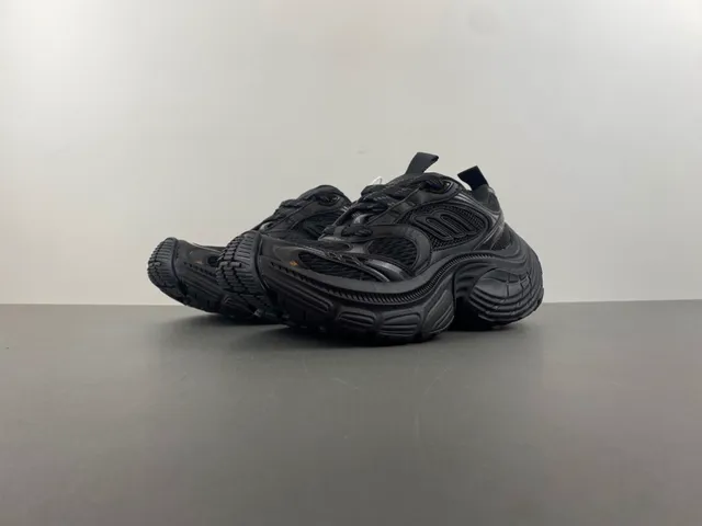 Balenciaga أحذية سوداء أحادية اللون بتصميم نحتي وكعب سميك 10