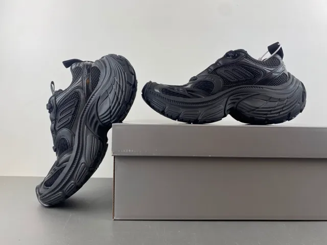 Balenciaga أحذية سوداء أحادية اللون بتصميم نحتي وكعب سميك 14