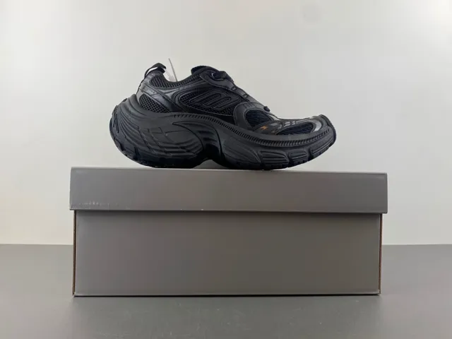 Balenciaga أحذية سوداء أحادية اللون بتصميم نحتي وكعب سميك 15