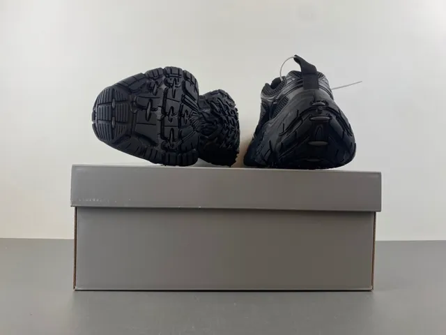 Balenciaga أحذية سوداء أحادية اللون بتصميم نحتي وكعب سميك 16