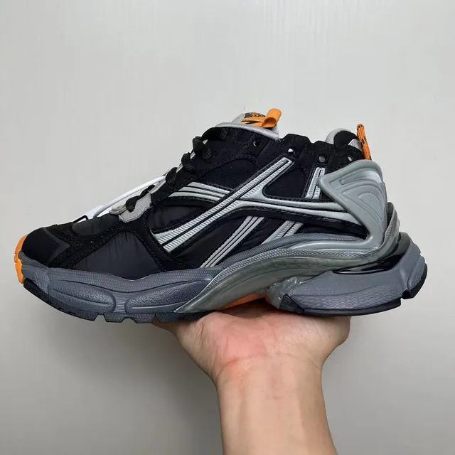 Balenciaga Tênis pretos e laranja oversized cage overlay multi-camada sola esculpida chunky sneakers 2
