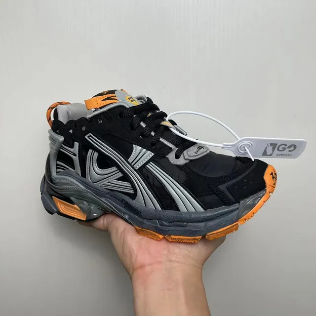 Balenciaga Tênis pretos e laranja oversized cage overlay multi-camada sola esculpida chunky sneakers 3