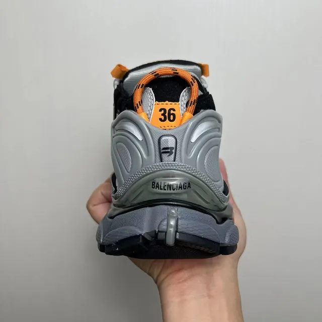 Balenciaga Tênis pretos e laranja oversized cage overlay multi-camada sola esculpida chunky sneakers 4