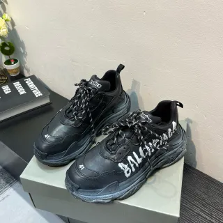 Balenciaga أسود أبيض أوفرسايز سيليويت ديكونستركتد لايريد أوبر سنيكرز