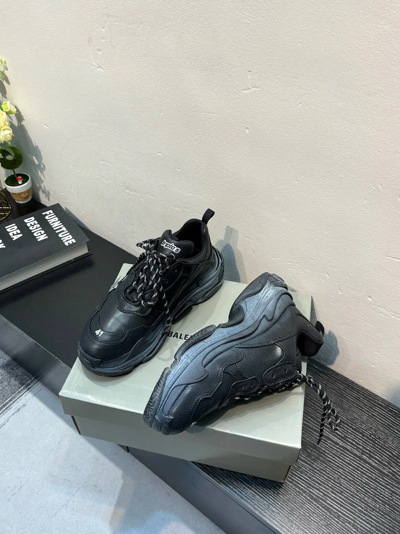 Balenciaga أسود أبيض أوفرسايز سيليويت ديكونستركتد لايريد أوبر سنيكرز 3