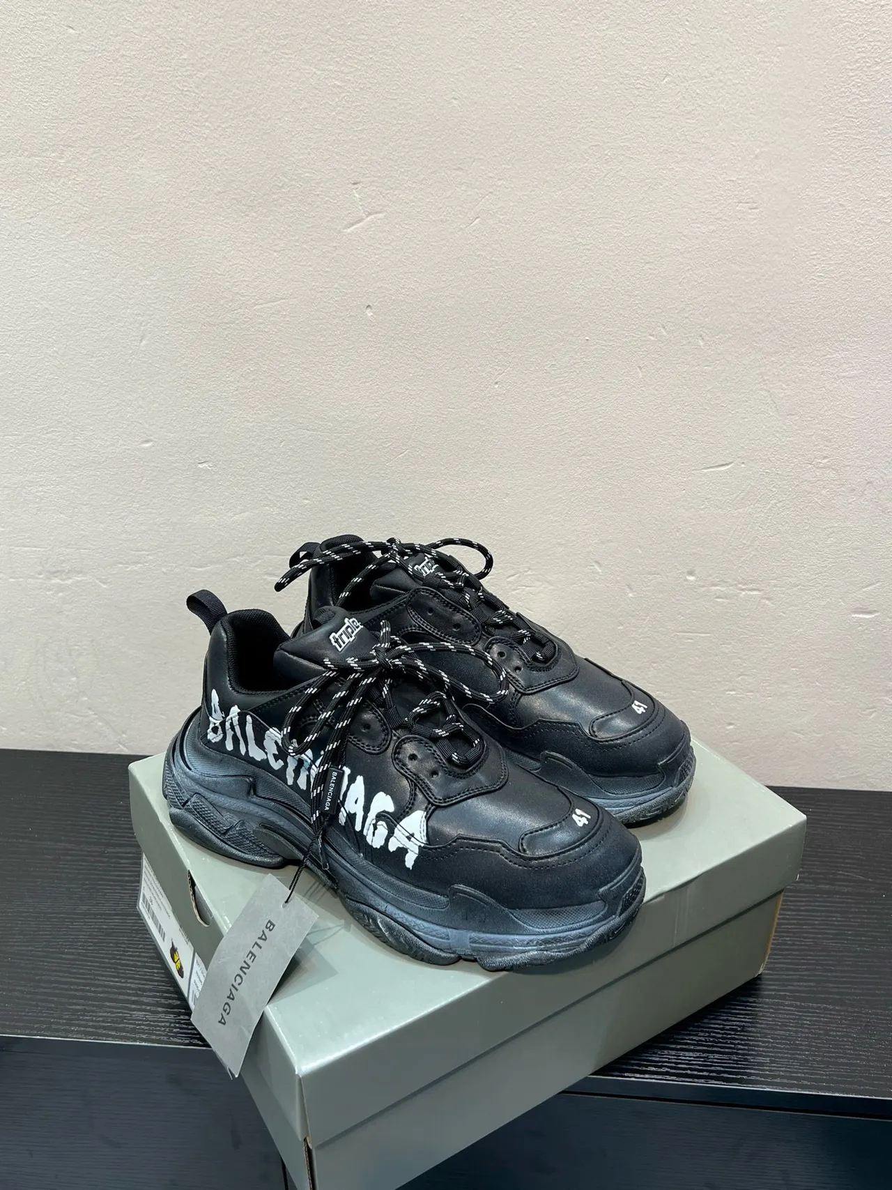 Balenciaga أسود أبيض أوفرسايز سيليويت ديكونستركتد لايريد أوبر سنيكرز 4
