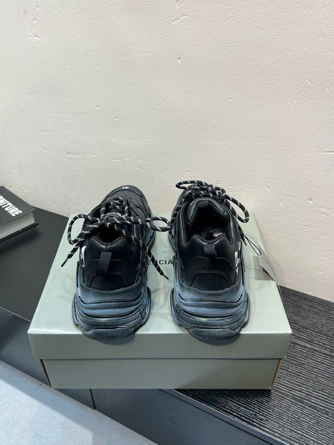 Balenciaga أسود أبيض أوفرسايز سيليويت ديكونستركتد لايريد أوبر سنيكرز 5