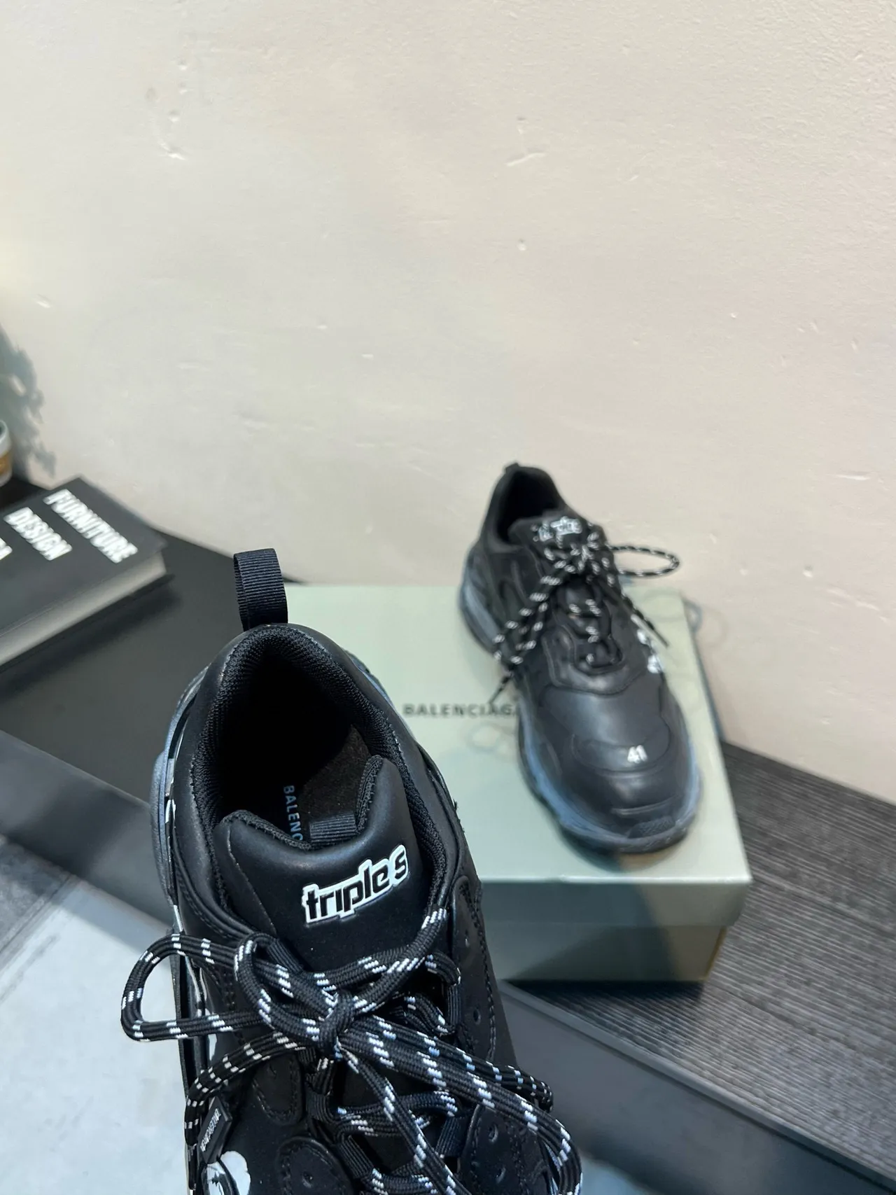 Balenciaga أسود أبيض أوفرسايز سيليويت ديكونستركتد لايريد أوبر سنيكرز 6