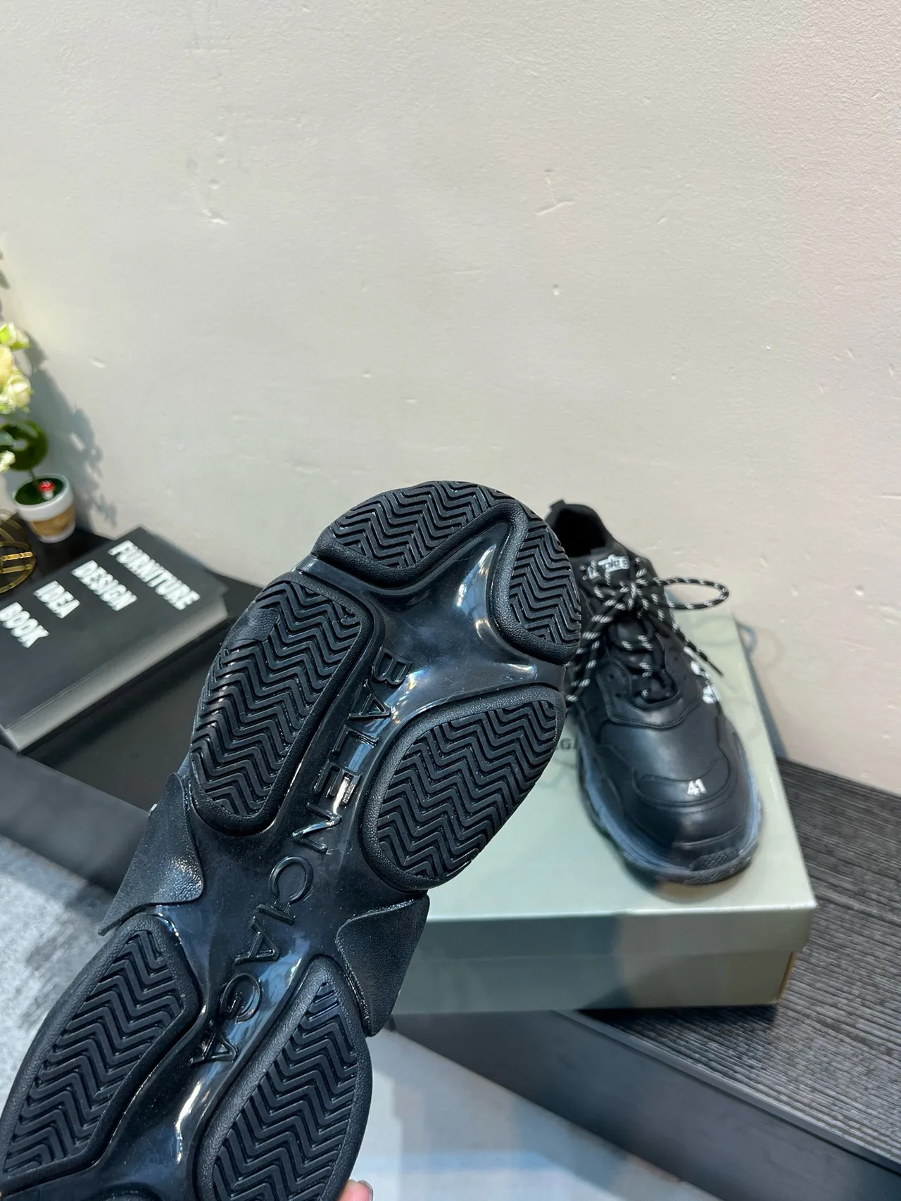 Balenciaga أسود أبيض أوفرسايز سيليويت ديكونستركتد لايريد أوبر سنيكرز 7