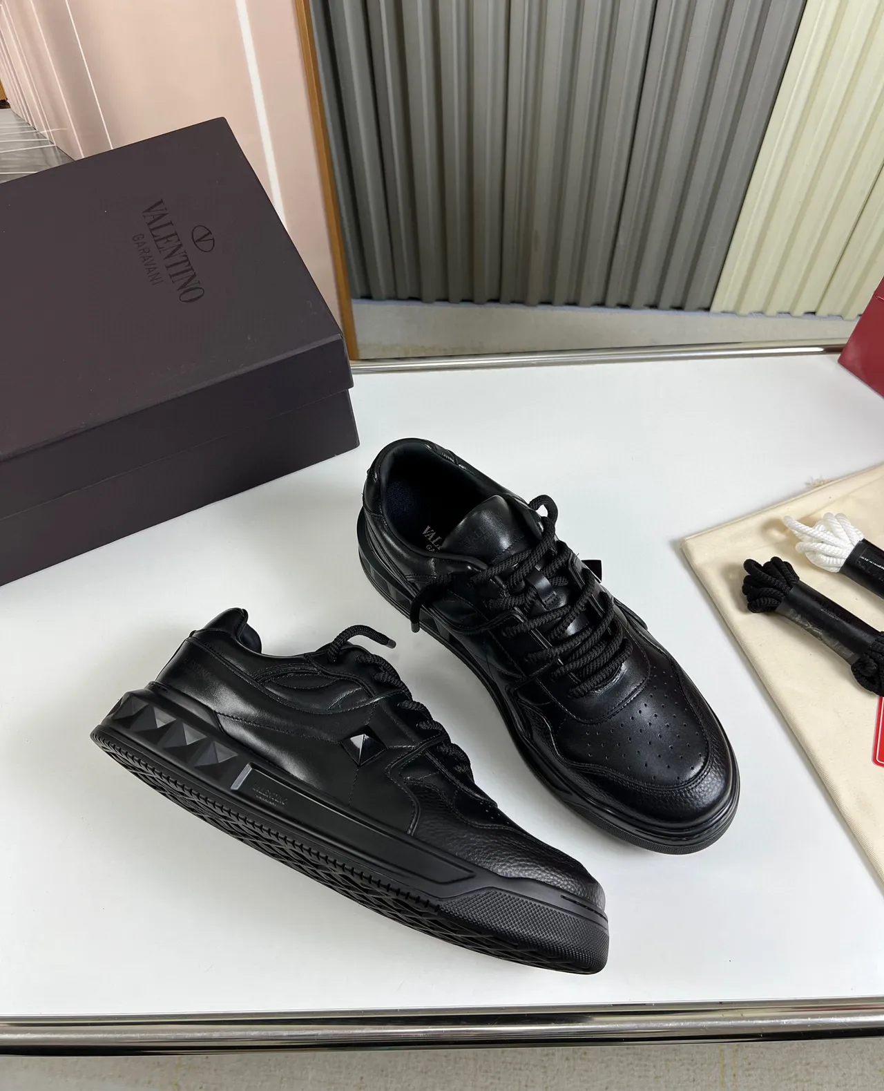 Balenciaga Defender All-Black Couro Lifestyle Sneakers 5