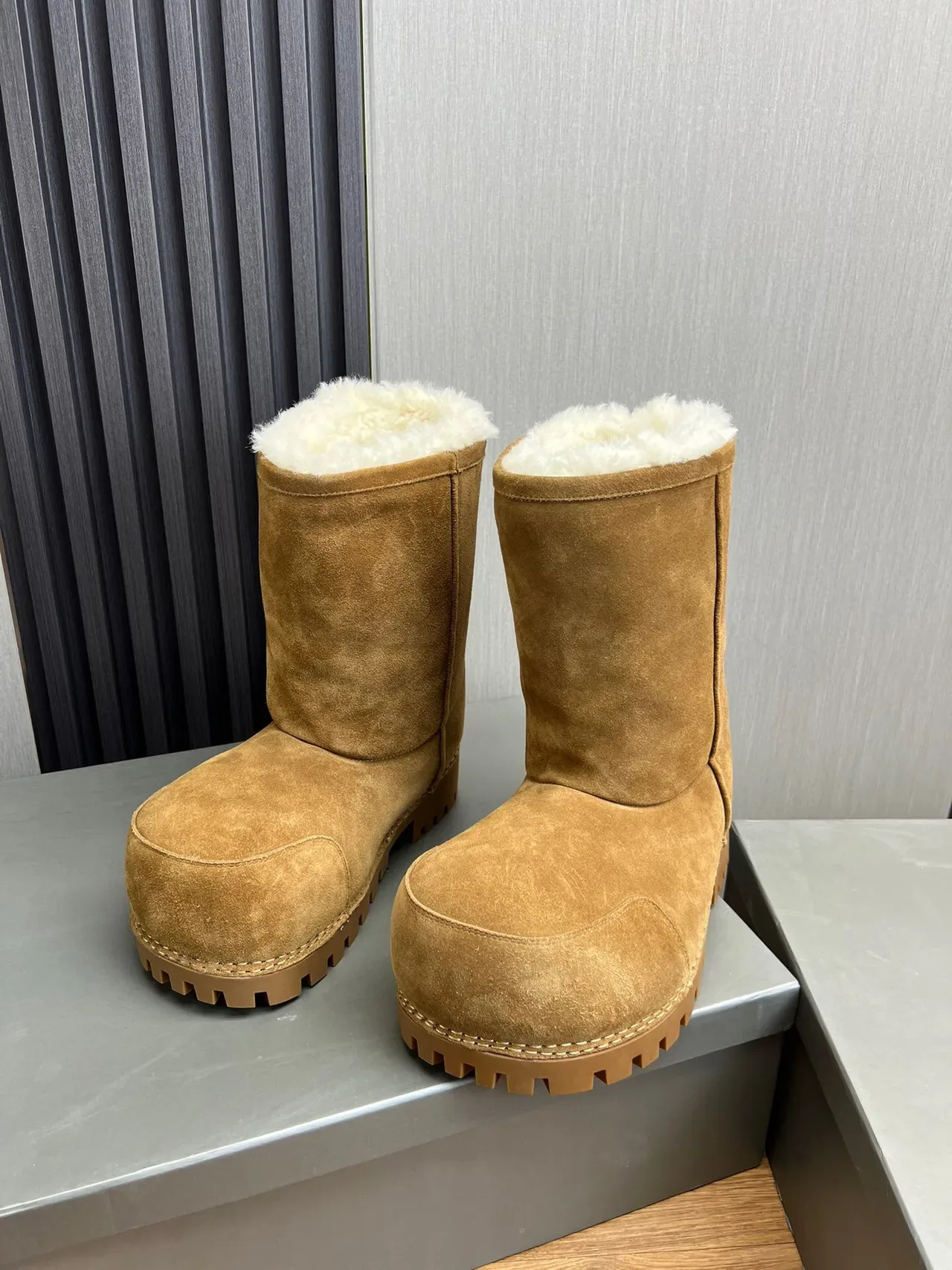 Balenciaga Defender Bottes de Neige en Daim Tan Fourrées de Shearling 2
