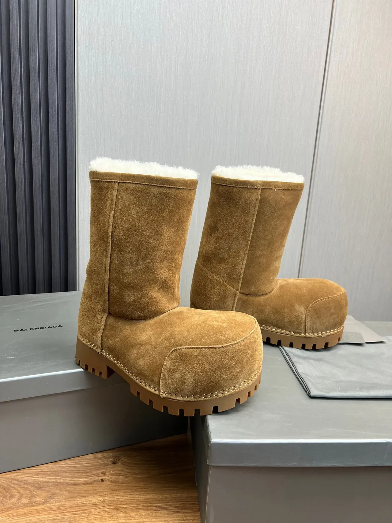 Balenciaga Defender Bottes de Neige en Daim Tan Fourrées de Shearling 3