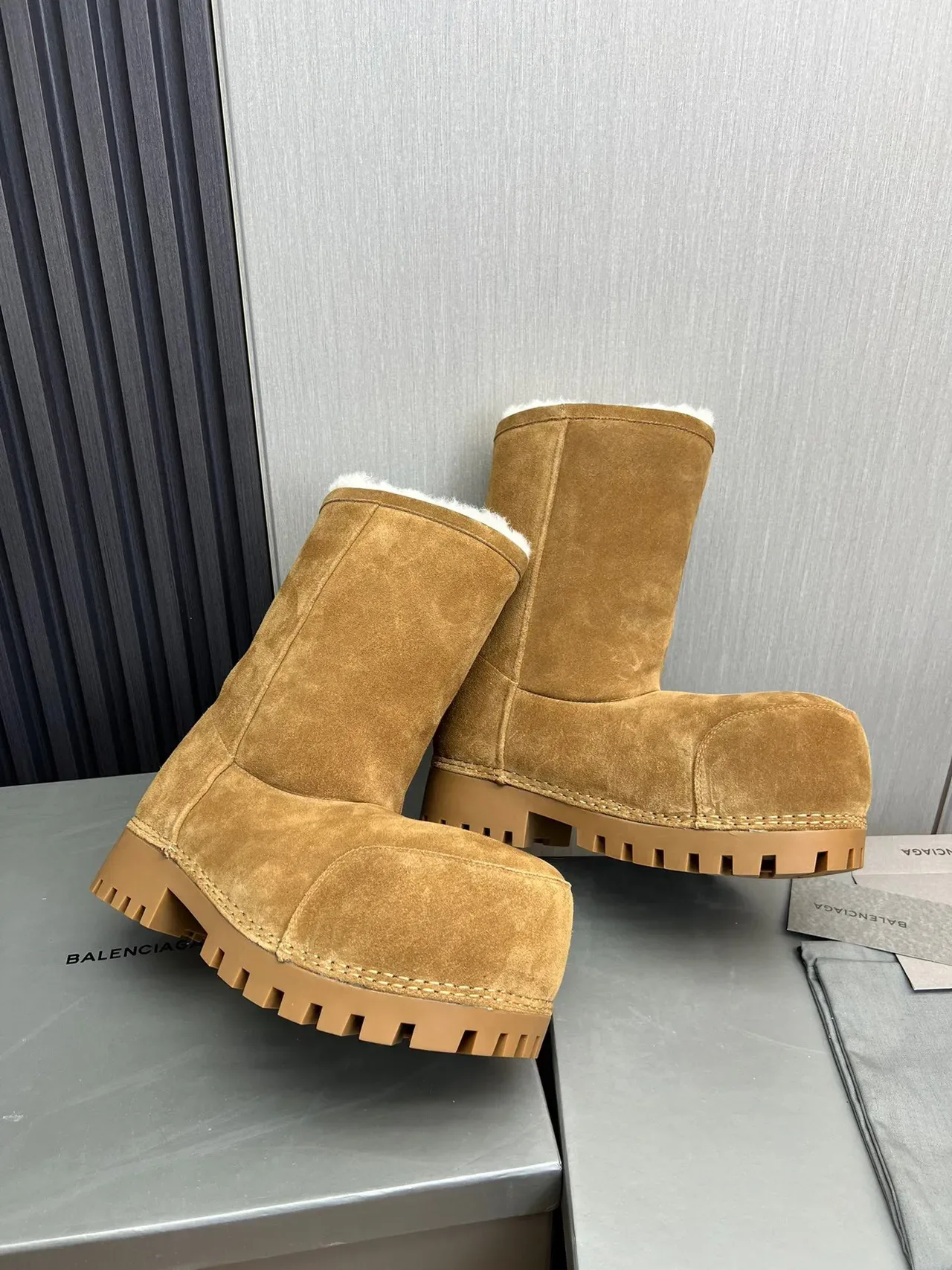Balenciaga Defender Bottes de Neige en Daim Tan Fourrées de Shearling 4