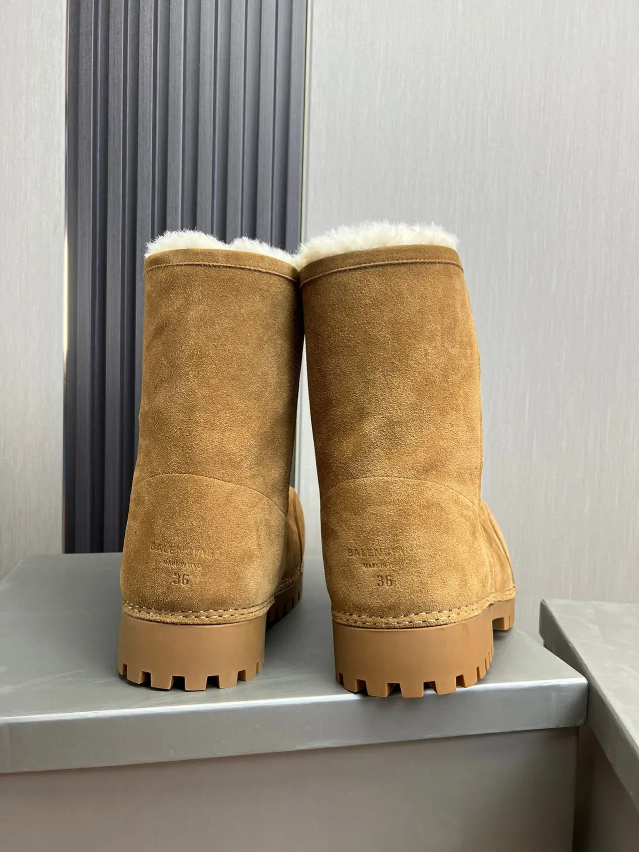 Balenciaga Defender Bottes de Neige en Daim Tan Fourrées de Shearling 5