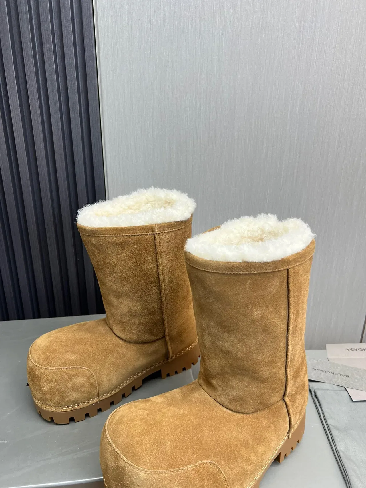 Balenciaga Defender Bottes de Neige en Daim Tan Fourrées de Shearling 6