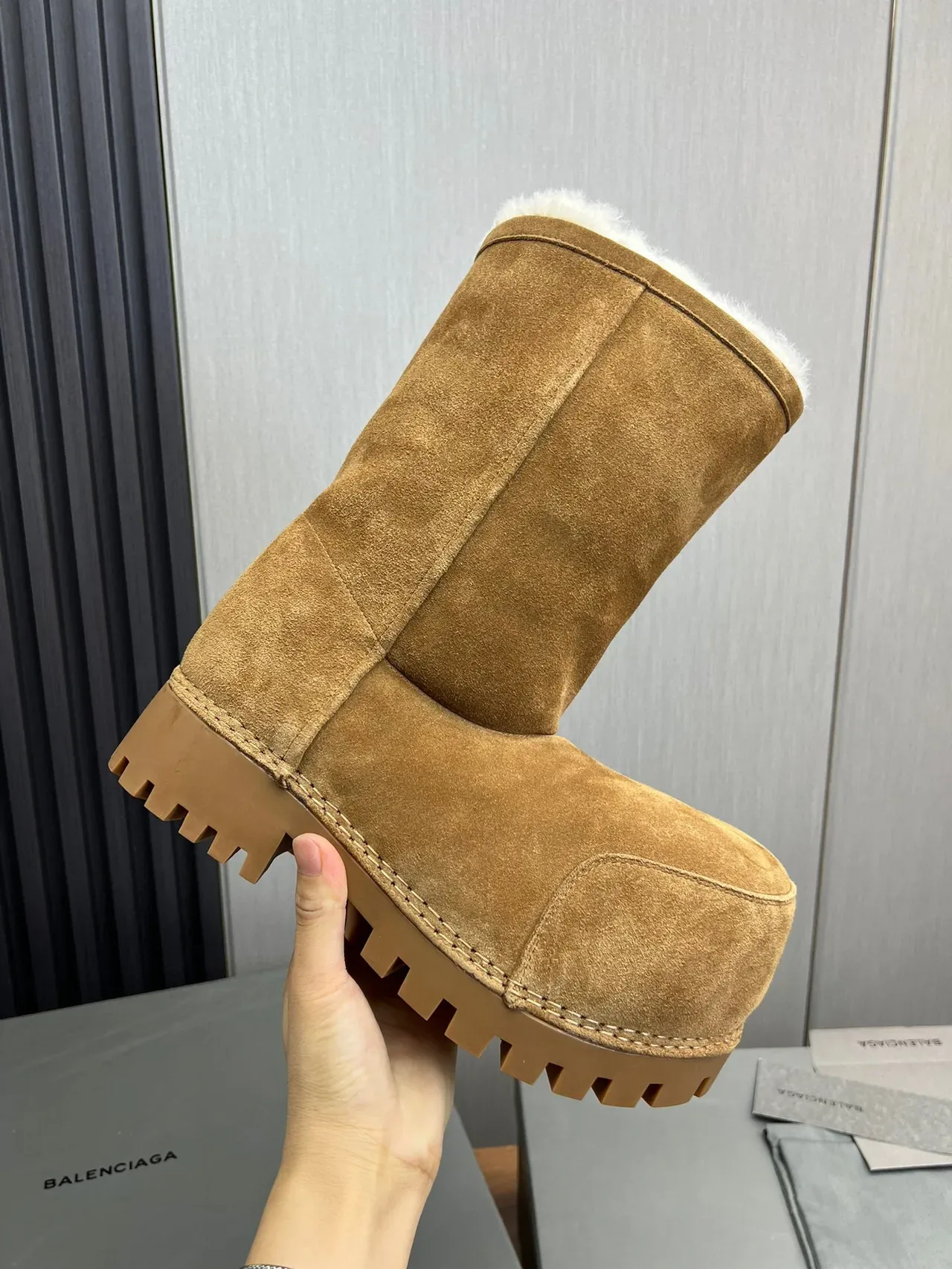 Balenciaga Defender Bottes de Neige en Daim Tan Fourrées de Shearling 7
