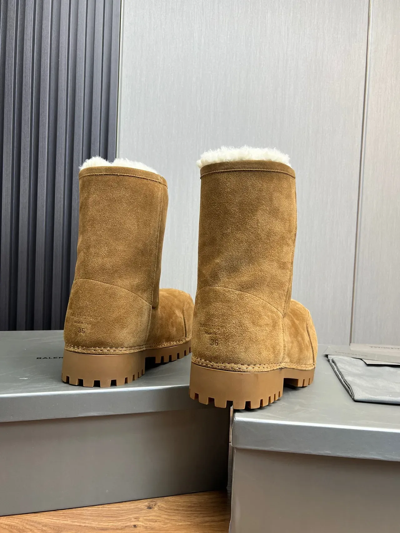 Balenciaga Defender Bottes de Neige en Daim Tan Fourrées de Shearling 8