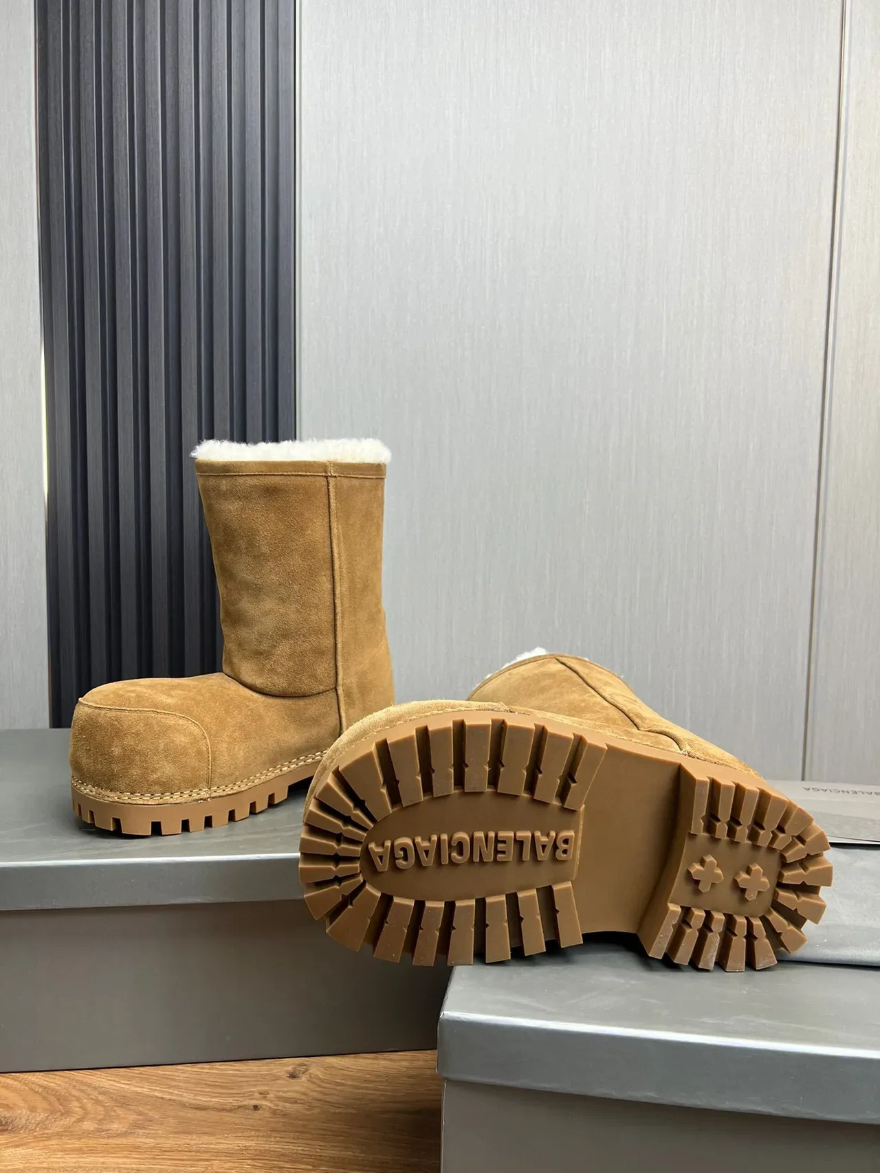 Balenciaga Defender Bottes de Neige en Daim Tan Fourrées de Shearling 9