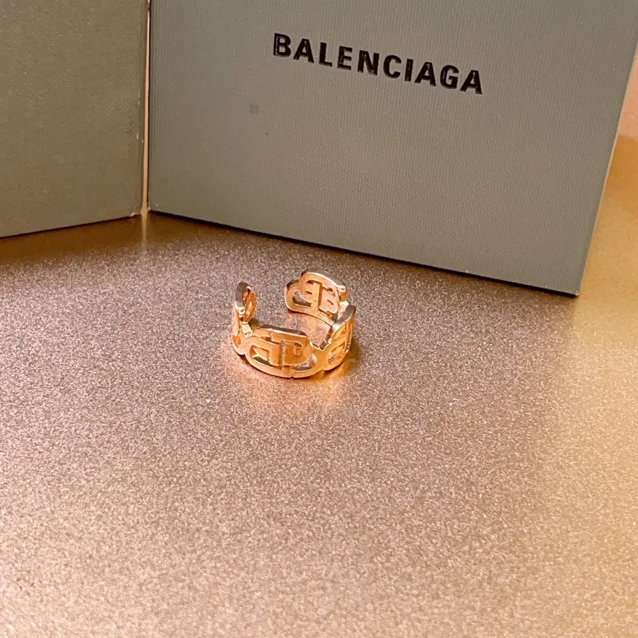 Balenciaga Anel Dourado Banda Aberta Corte Geométrico 3