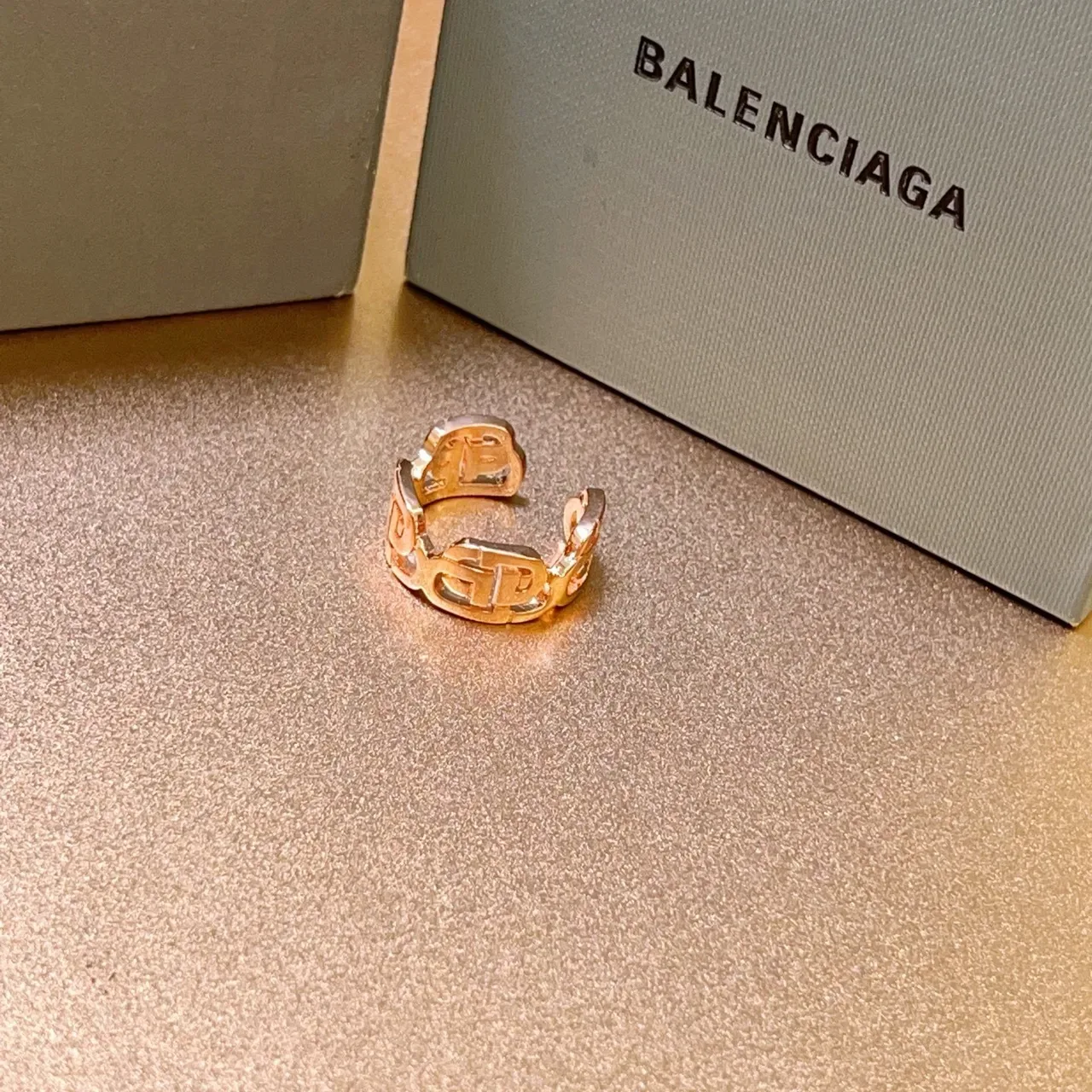 Balenciaga Anel Dourado Banda Aberta Corte Geométrico 5