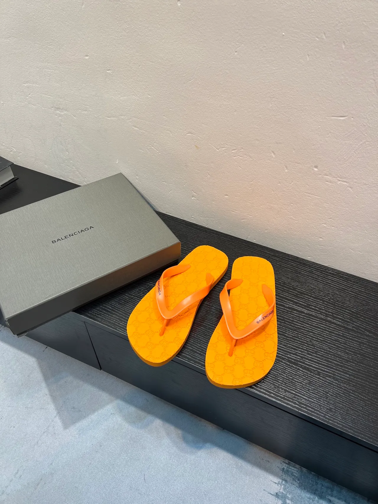 Balenciaga sandálias de dedo laranja monogrammadas 2