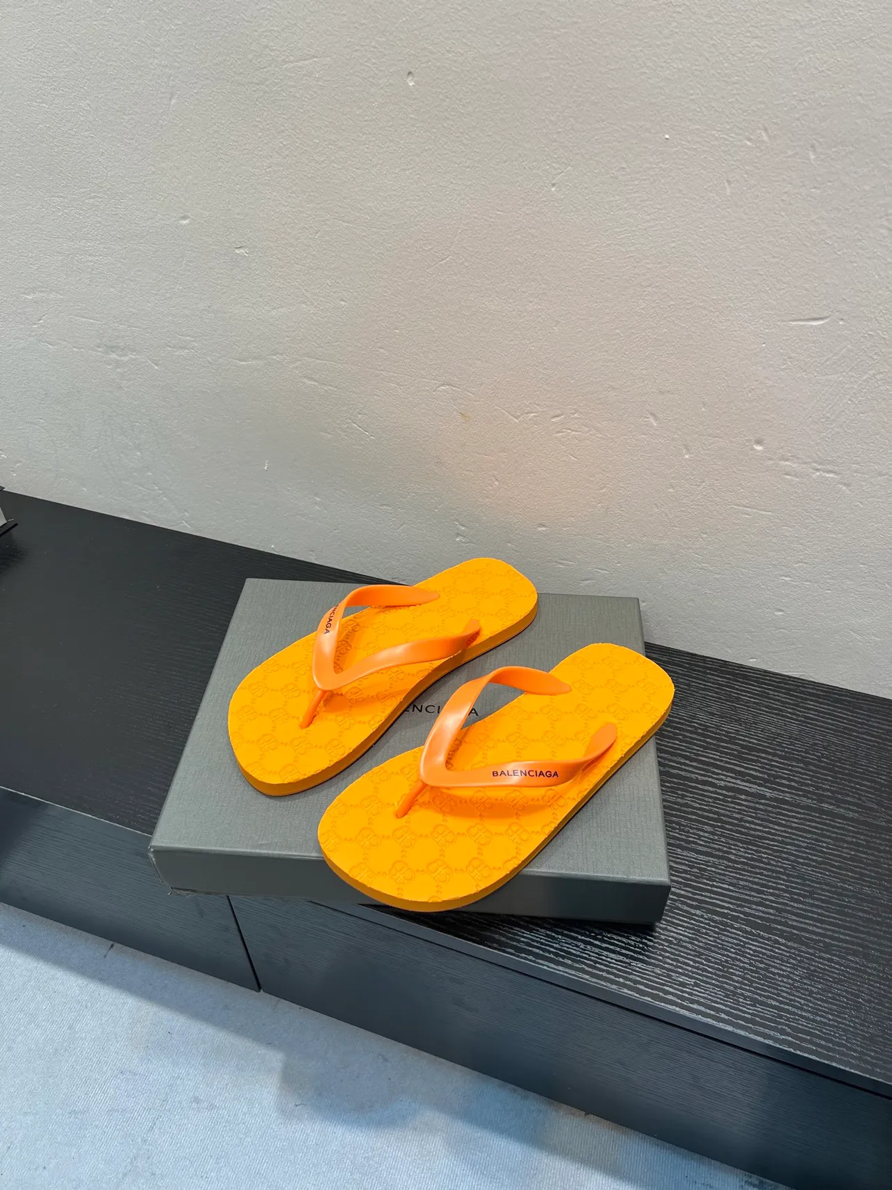 Balenciaga sandálias de dedo laranja monogrammadas 3
