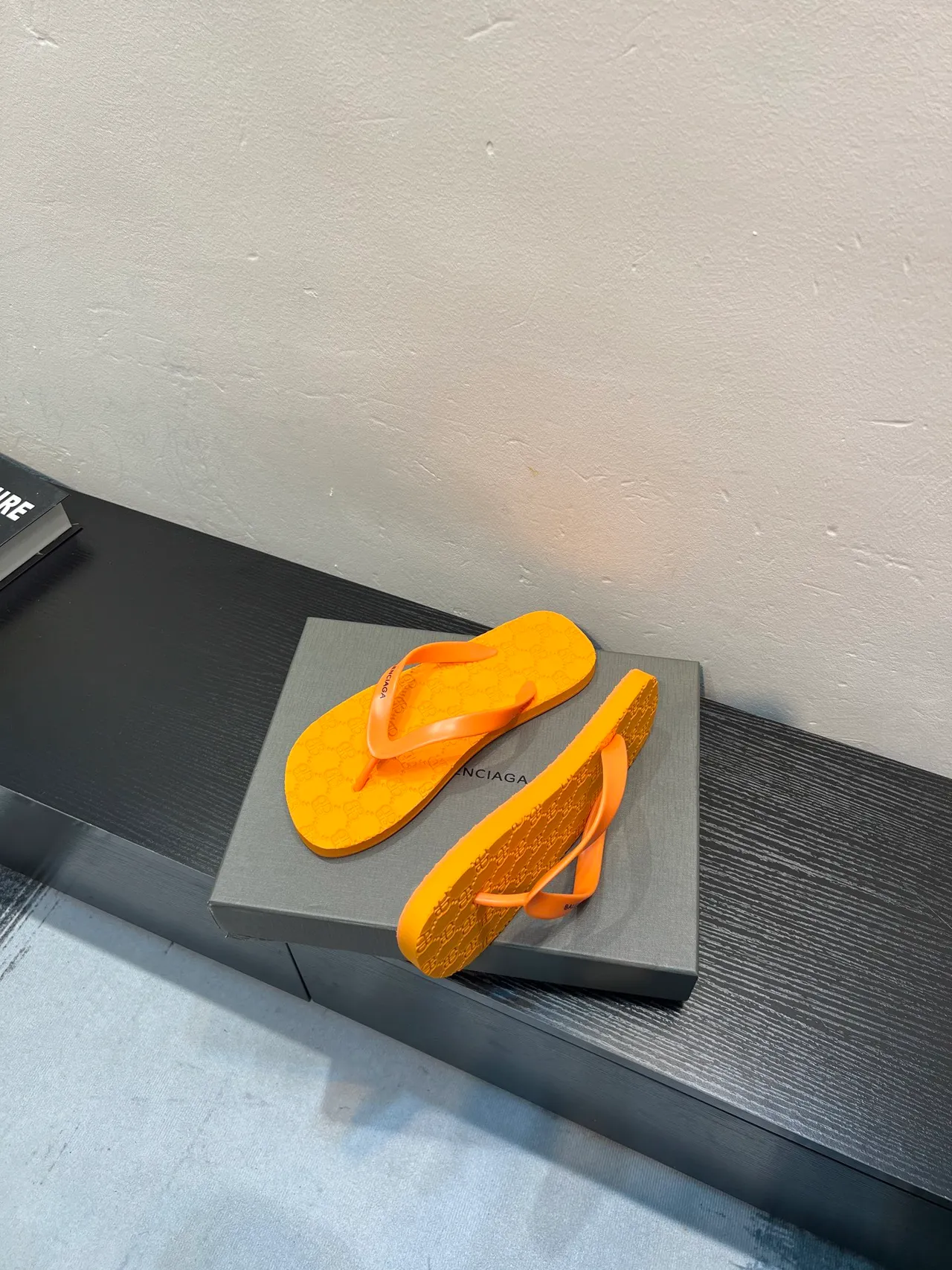 Balenciaga sandálias de dedo laranja monogrammadas 4