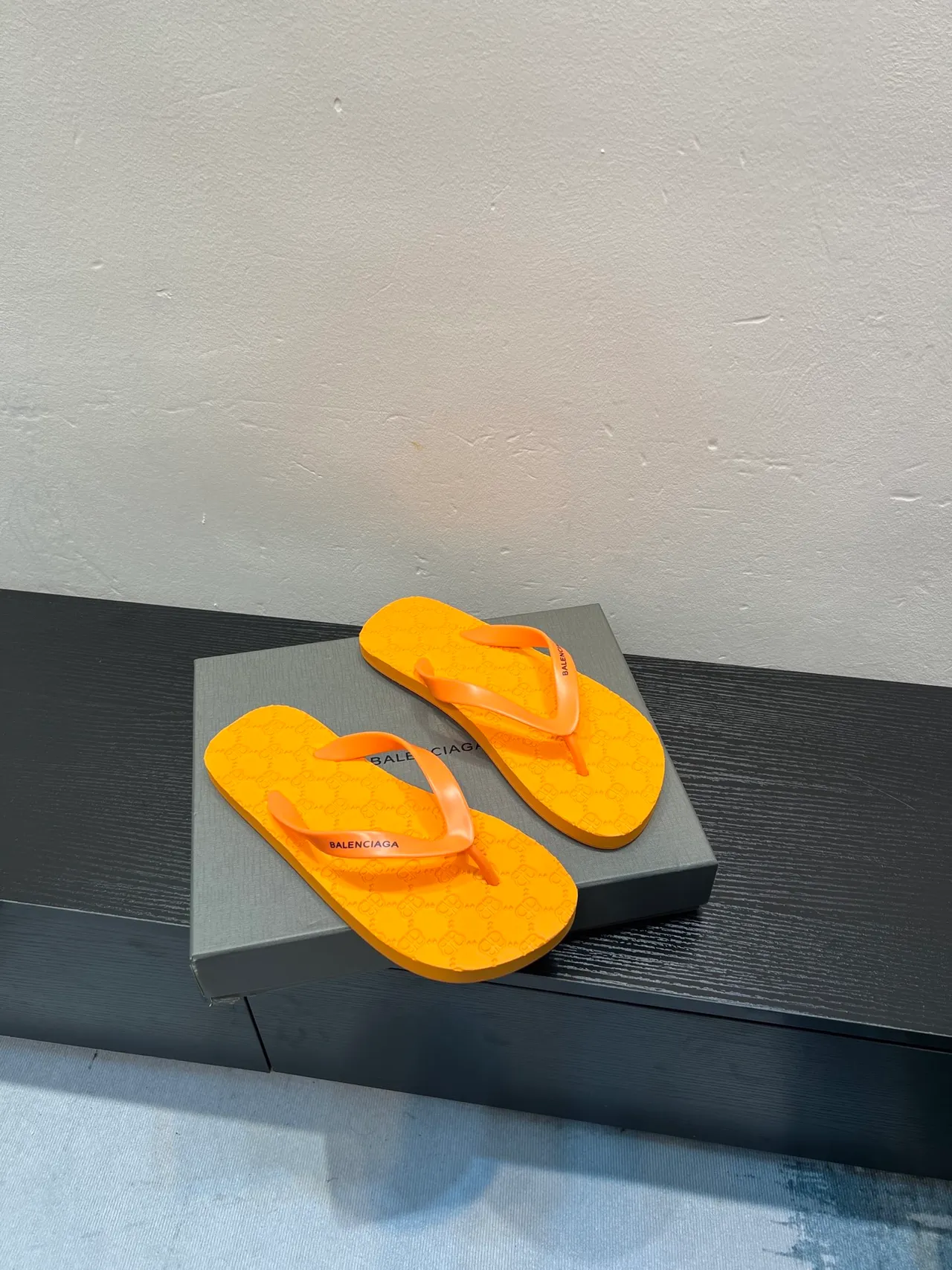 Balenciaga sandálias de dedo laranja monogrammadas 5