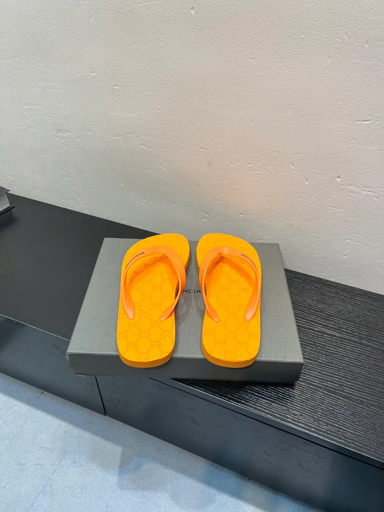 Balenciaga sandálias de dedo laranja monogrammadas 6