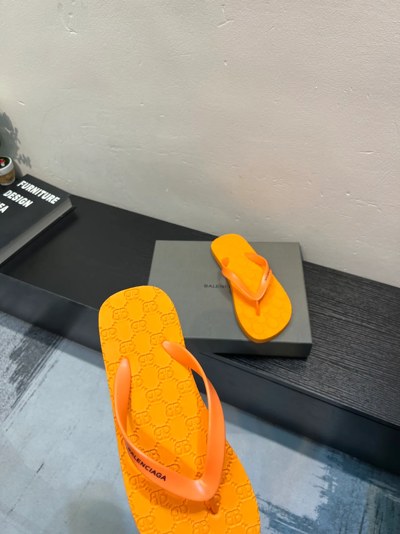Balenciaga sandálias de dedo laranja monogrammadas 7