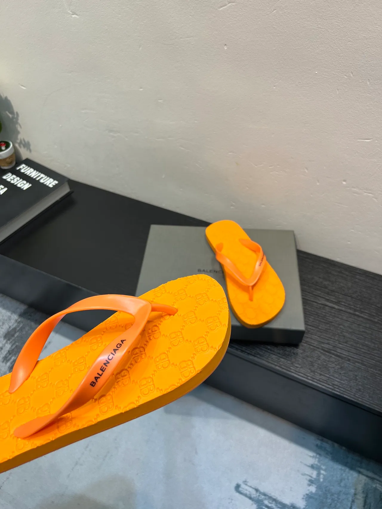 Balenciaga sandálias de dedo laranja monogrammadas 8