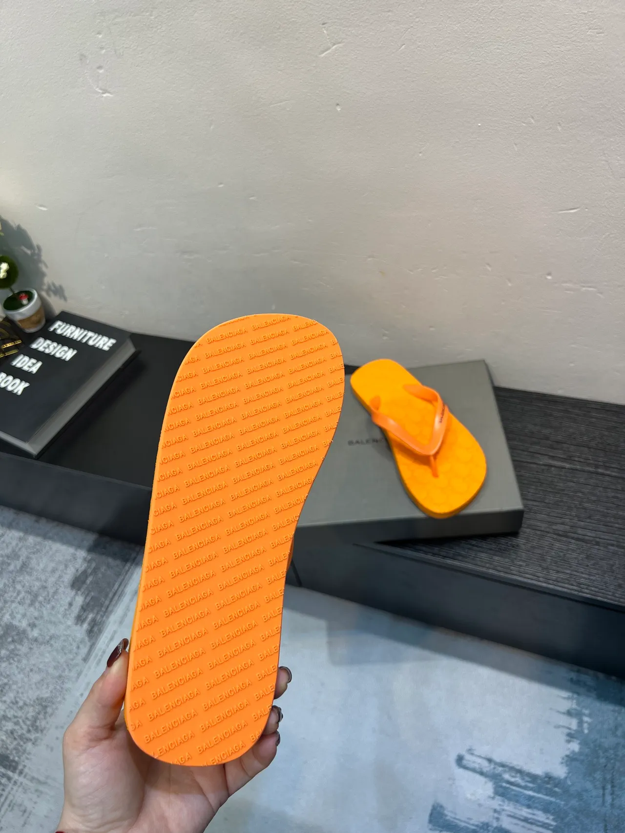Balenciaga sandálias de dedo laranja monogrammadas 9
