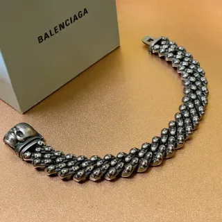 Balenciaga سوار الجمجمة فضي متعدد الصفوف نمط مرتبط سوار