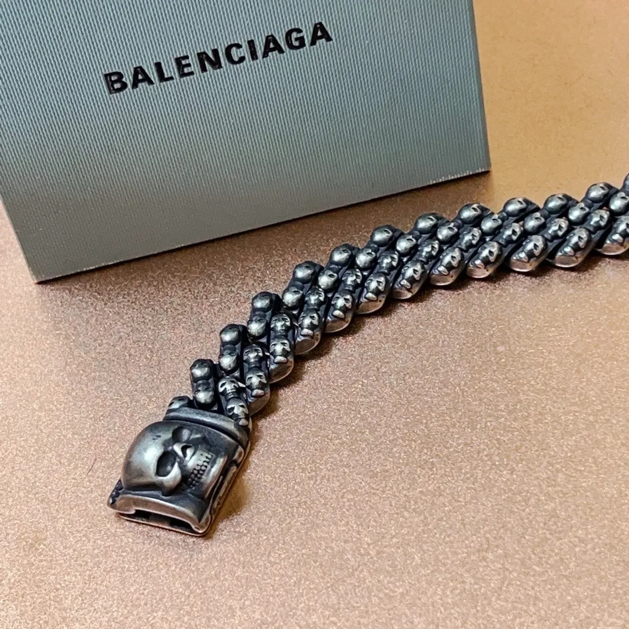 Balenciaga سوار الجمجمة فضي متعدد الصفوف نمط مرتبط سوار 2