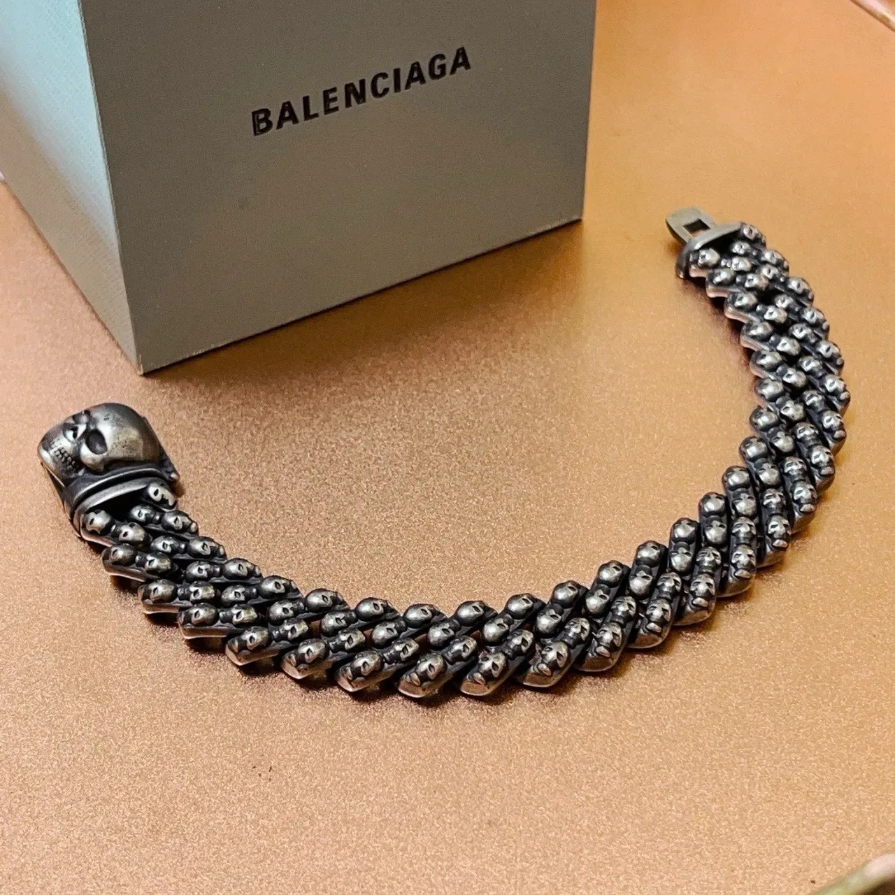 Balenciaga سوار الجمجمة فضي متعدد الصفوف نمط مرتبط سوار 3