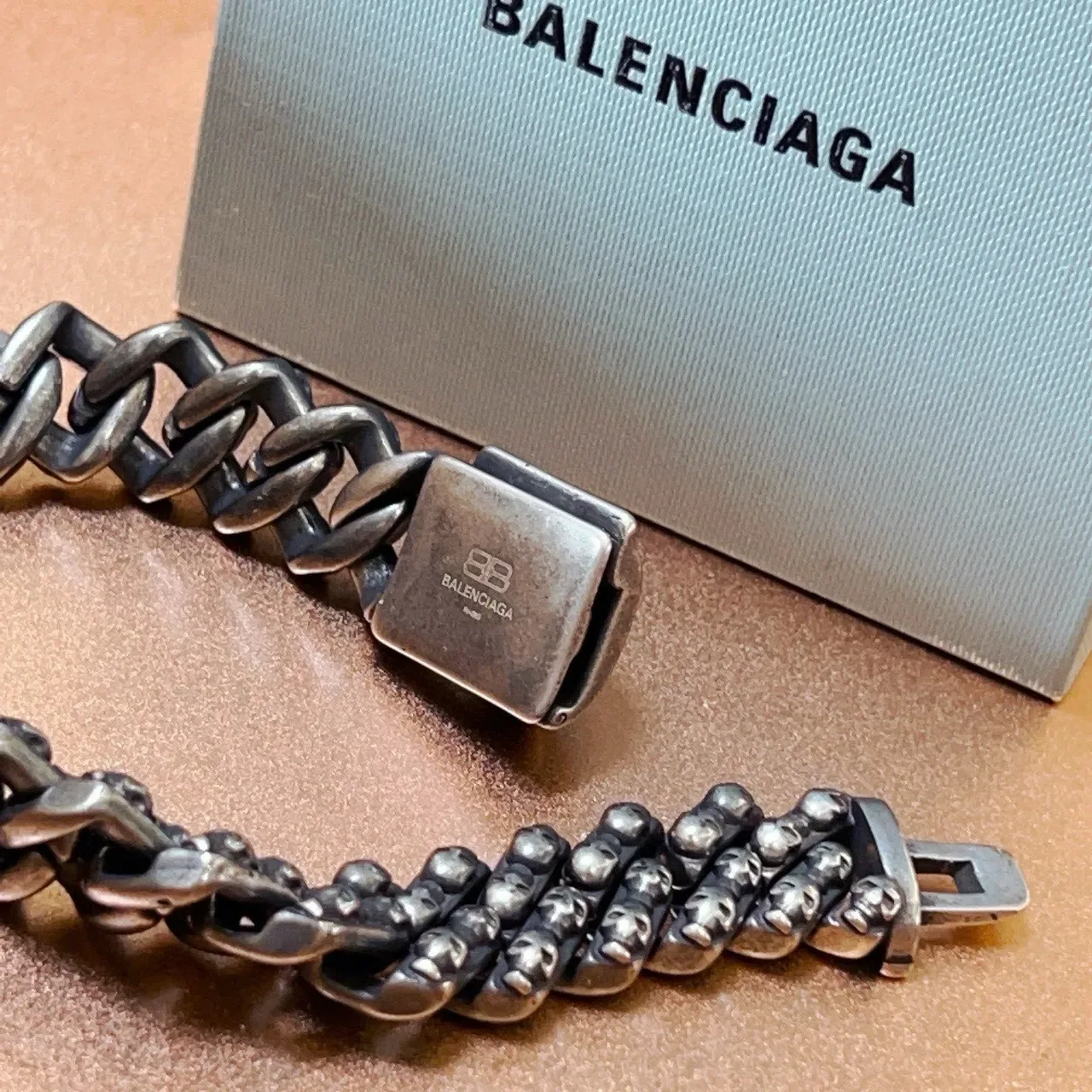 Balenciaga سوار الجمجمة فضي متعدد الصفوف نمط مرتبط سوار 5