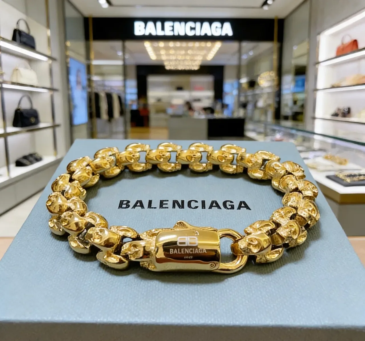 Balenciaga Bracelet Chaîne Crâne Dorée avec Maillons Crâne 2