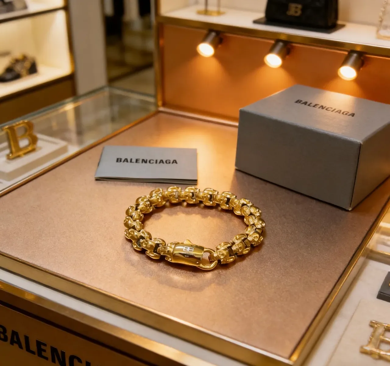 Balenciaga Bracelet Chaîne Crâne Dorée avec Maillons Crâne 3