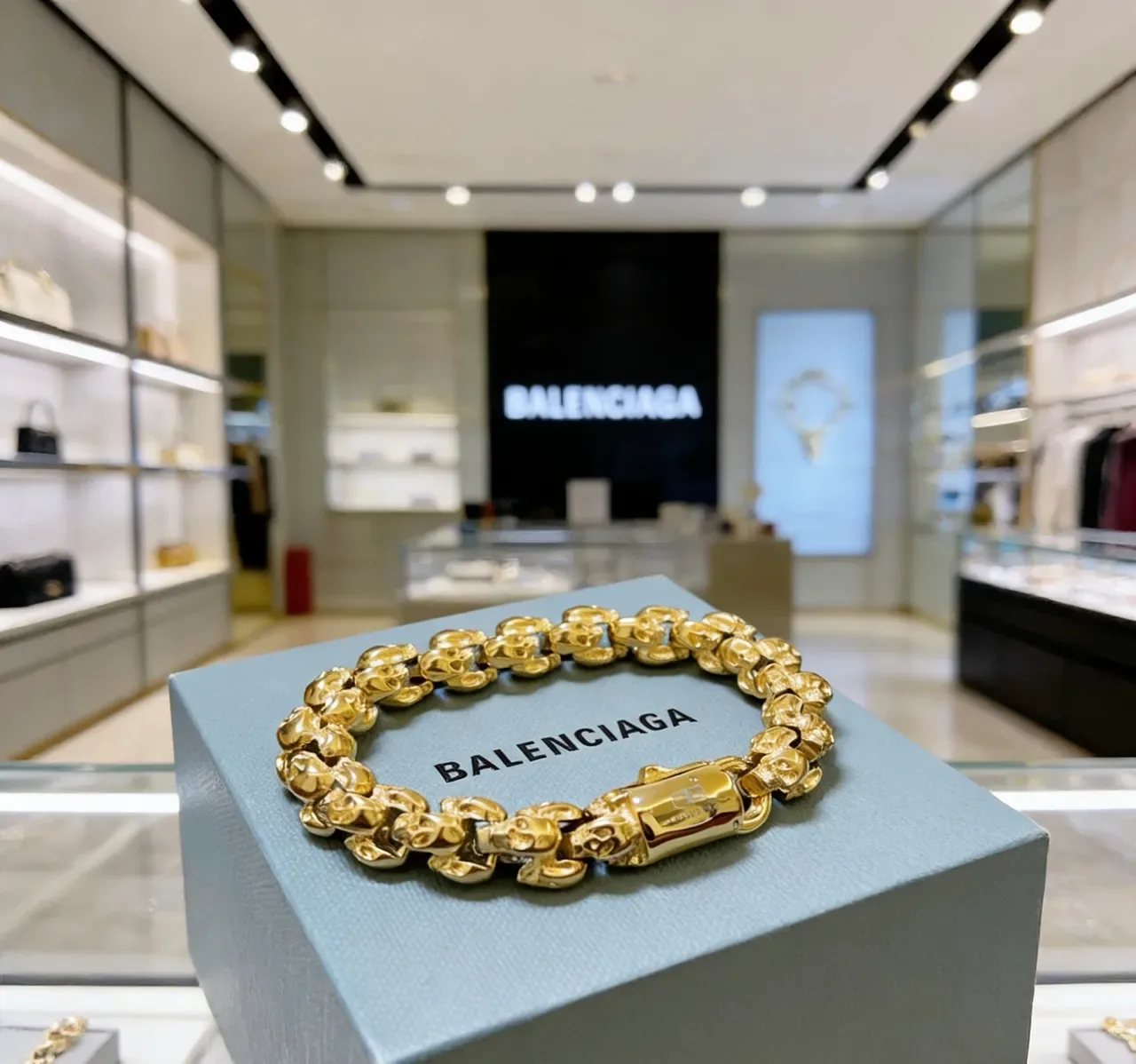 Balenciaga Bracelet Chaîne Crâne Dorée avec Maillons Crâne 6
