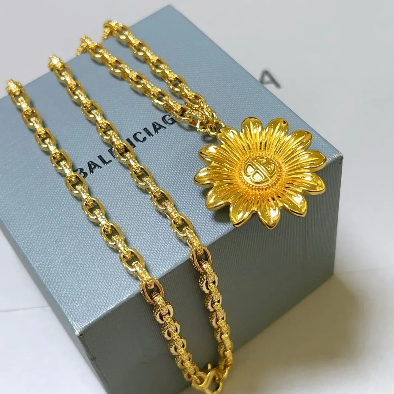 Balenciaga pendentif tournesol collier chaîne or 4