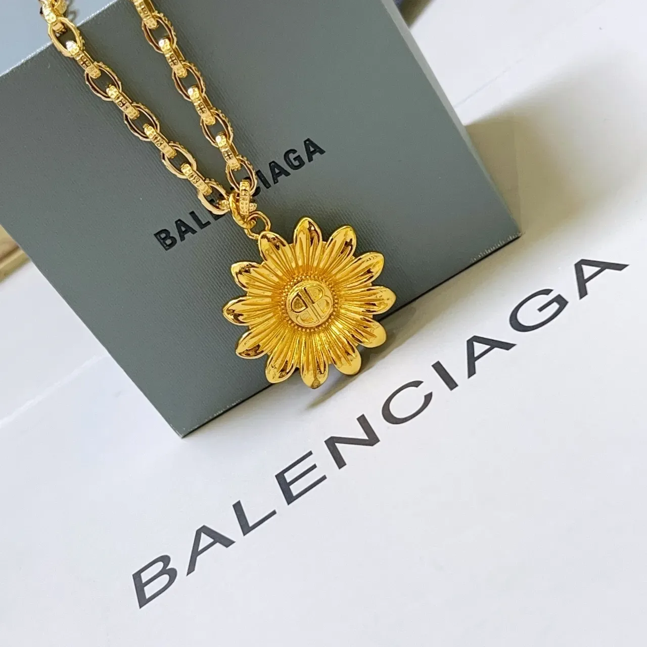 Balenciaga pendentif tournesol collier chaîne or 9