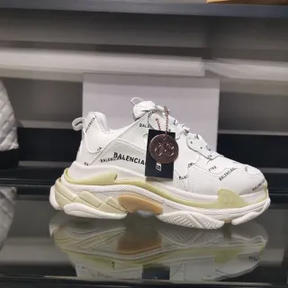 Balenciaga Triple S أحذية رياضية سميكة بيضاء وأصفر شاحب