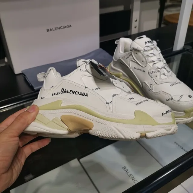 Balenciaga Triple S Tênis Chunky Brancos e Amarelo Pálido 2
