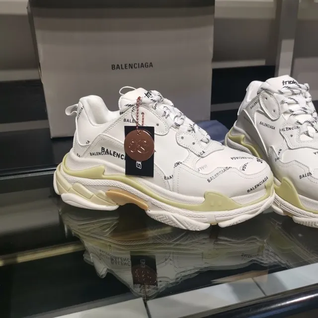 Balenciaga Triple S Tênis Chunky Brancos e Amarelo Pálido 3