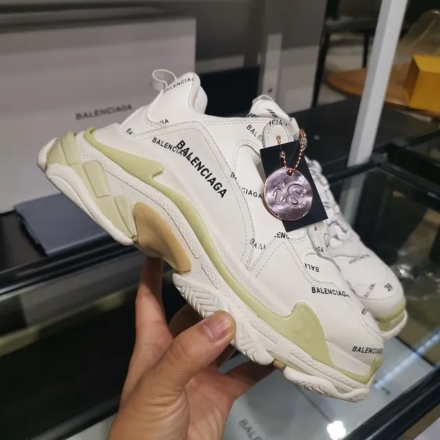 Balenciaga Triple S Tênis Chunky Brancos e Amarelo Pálido 4